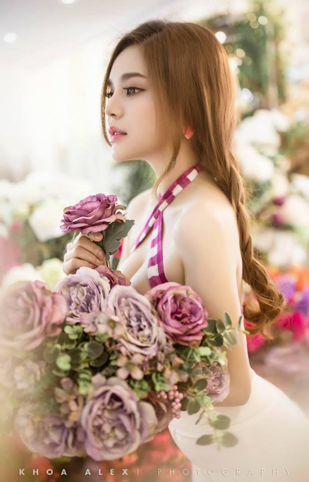 四個女大學(xué)生按摩